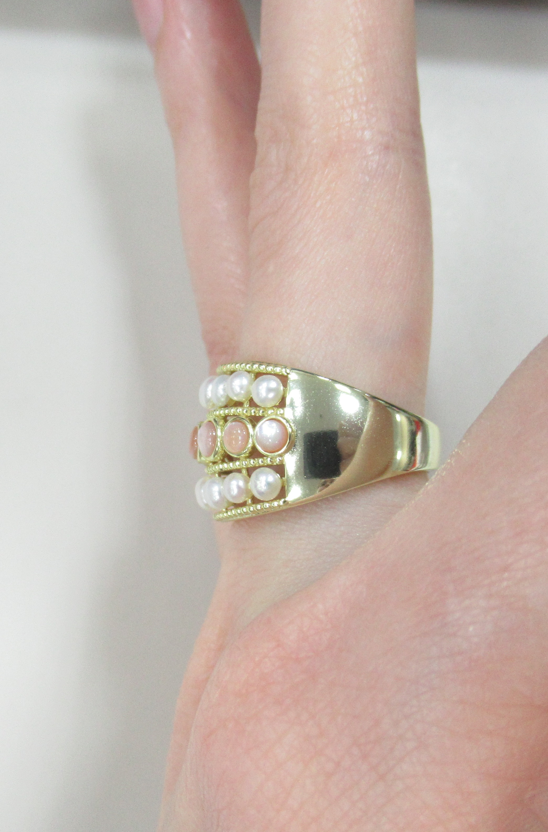 Серебряное кольцо с перламутром и жемчугом